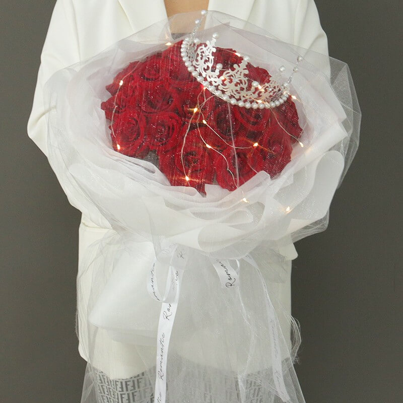 33朵红色玫瑰白纱包装花束